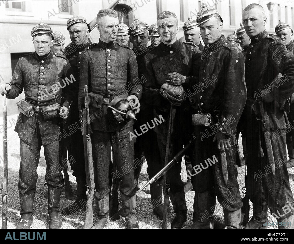 LEW AYRES in ALL QUIET ON THE WESTERN FRONT, 1930, unter der Regie von LEWIS MILESTONE. Copyright UNIVERSAL PICTURES.