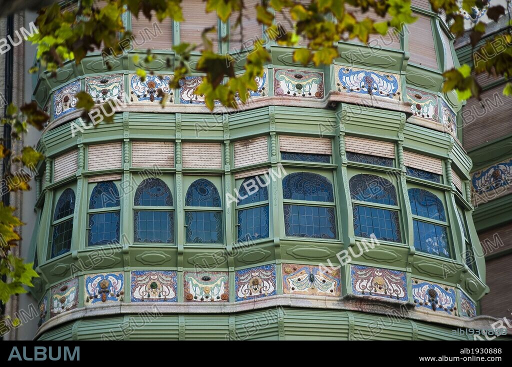 Casa Comalat, edificio modernista situado en el número 442 de la avenida Diagonal y con fachada posterior en el número 316 de la calle Córcega en Barcelona, siendo un proyecto del año 1906 efectuado en 1911 por el arquitecto Salvador Valeri i Pupurull (1873-1954).