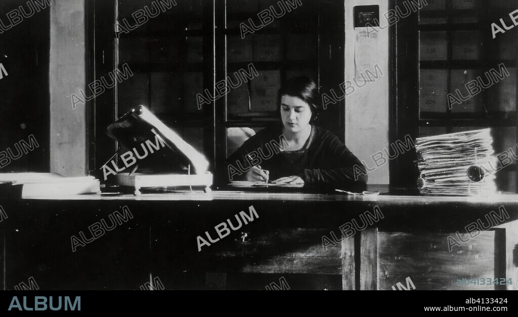 María Moliner Ruiz (Paniza, Zaragoza, 30 de marzo de 1900-Madrid, 22 de enero de 1981). Bibliotecaria, filóloga y lexicógrafa española autora del Diccionario de uso del español.