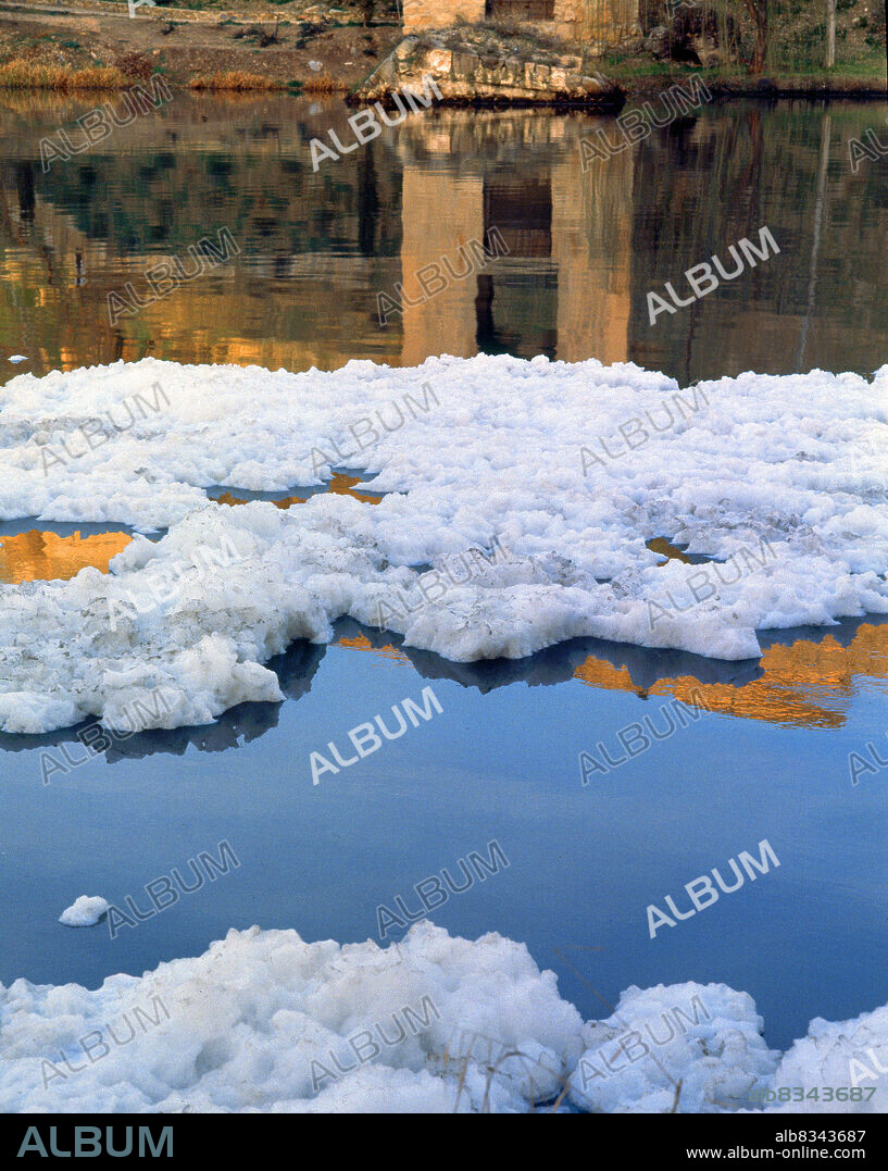 RIO TAJO CONTAMINADO A SU PASO TOLEDO - FOTO AÑOS 80.