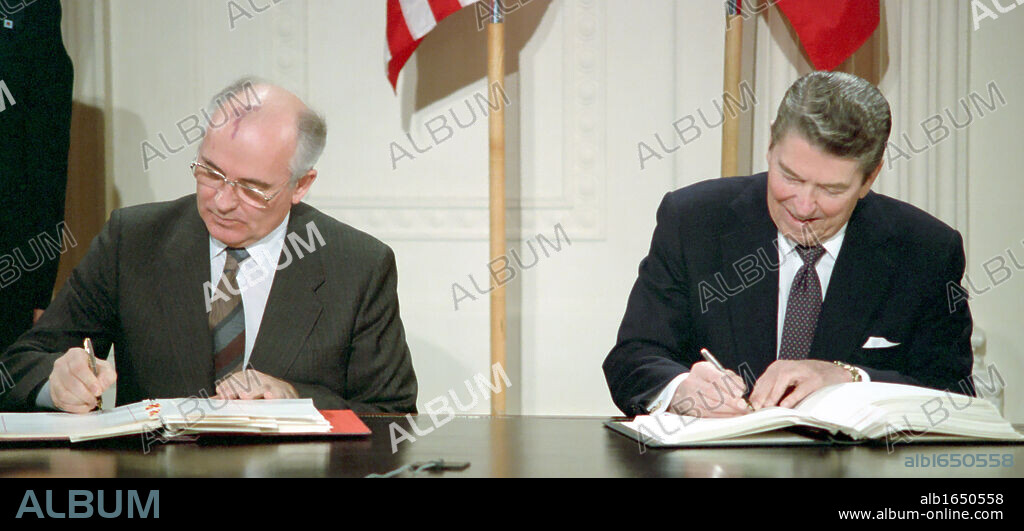 Soviet leader Mikhail Gorbachev and US President Ronald Reagan signing the INF Treaty 1987.