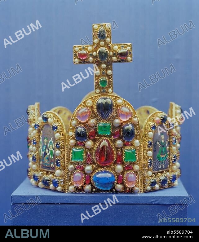 Geschichte / Kaiser und Könige:. Insignien. Die deutsche Kaiserkrone. Kronreif, Reichenau (?), um 962; Bügel und Stirnkreuz um 1027. Gold, Silber und Edelsteine, 15,6 × 20,9 × 22,2 cm. Foto nach der Nachbildung des in Wien befindlichen Originals. Frankfurt a. M., Historisches Museum.
