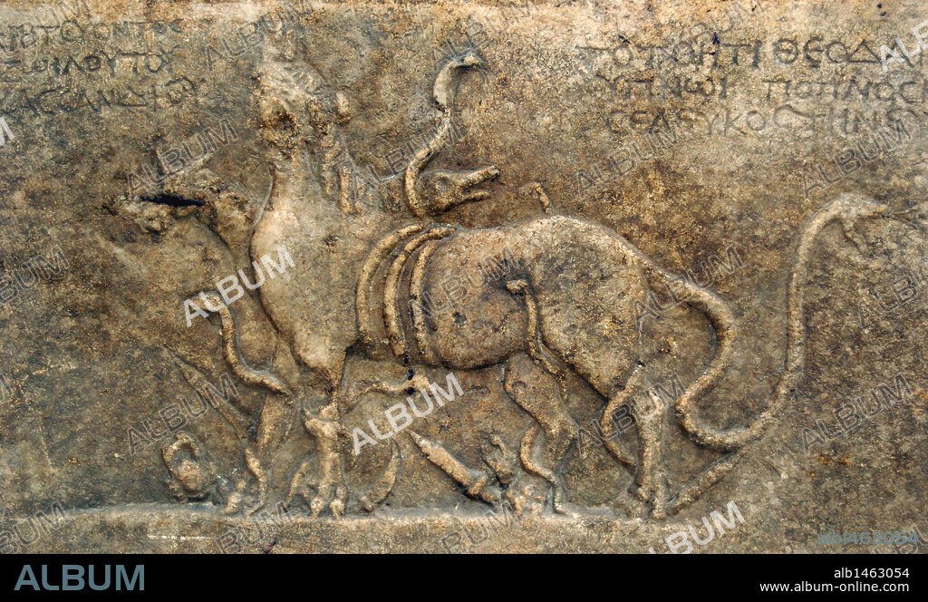 ARTE GRIEGO. Relieve votivo de mármol dedicado a la diosa TOTOES en forma de esfinge. Procede de Anfípolis (Macedonia). S. II d. C. Museo de Bellas Artes. Budapest. Hungría.