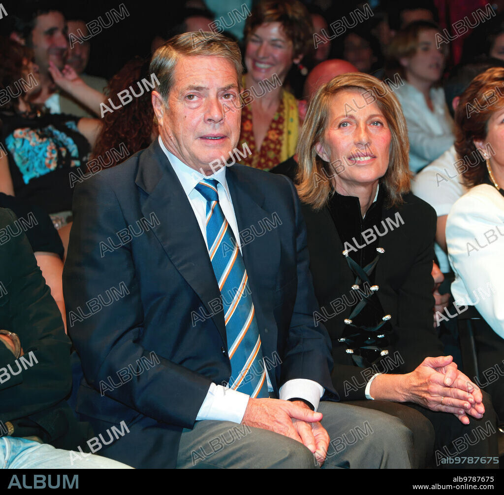 Madrid, 08/10/2003. Desfile para la revista G&Q. En la imagen, Elena de Borbón Barucci, con su marido, José Miguel Garrigues Walker.