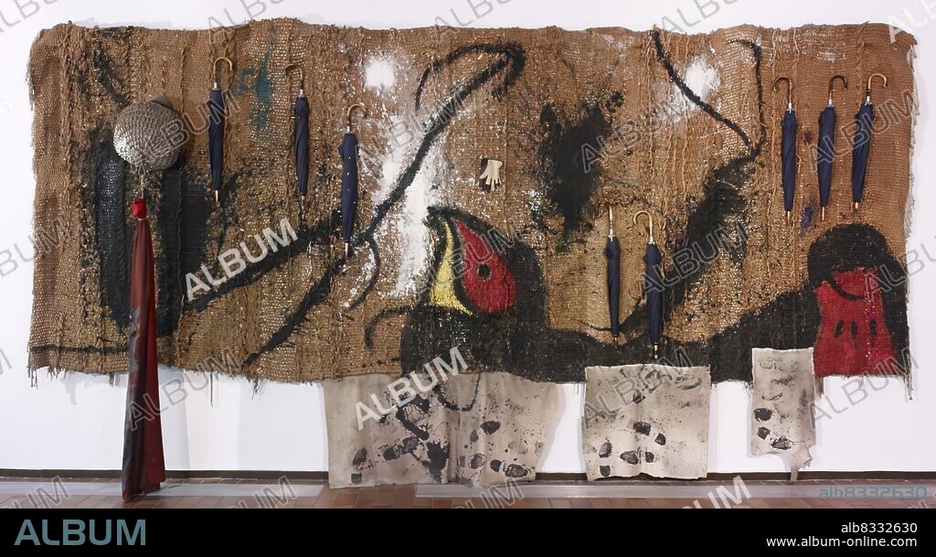 Joan Miró/ Sobreteixim de los ocho paraguas, 1973. Acrílico y objetos sobre «sobreteixim» hecho a mano por Josep Royo. 312 x 593 x 40 cm.