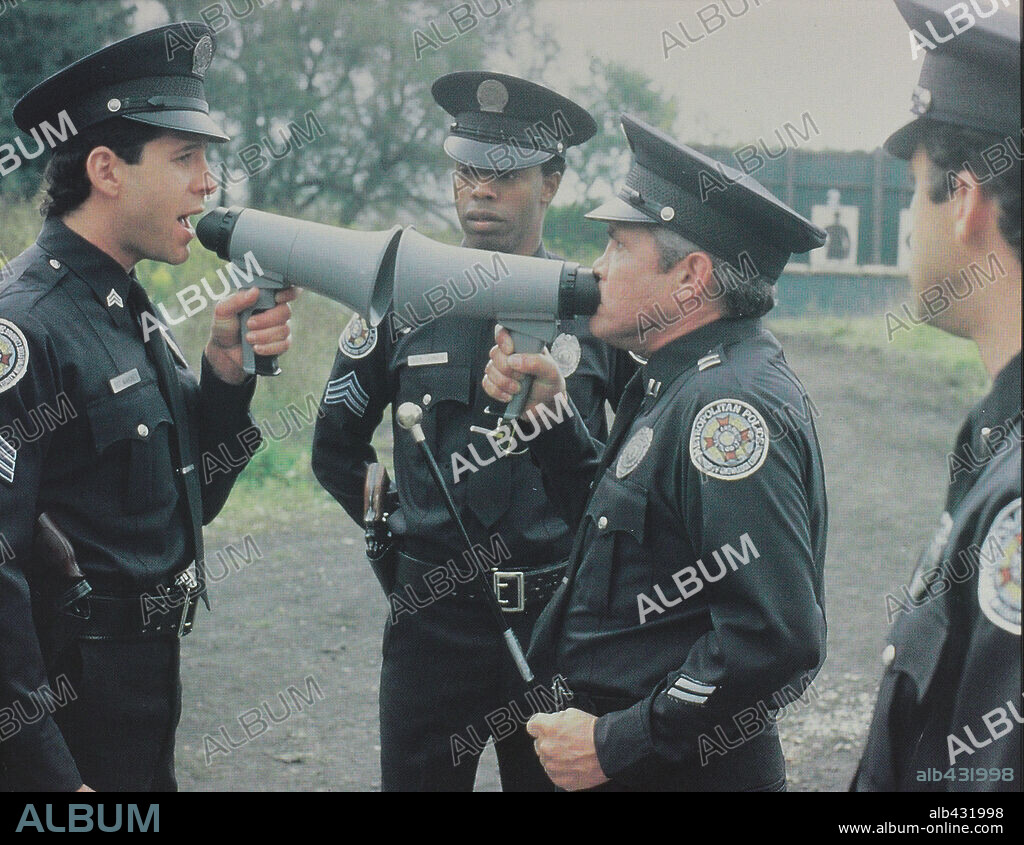 ART METRANO y STEVE GUTTENBERG en LOCA ACADEMIA DE POLICIA 4, 1987 (POLICE ACADEMY 4: CITIZENS ON PATROL), dirigida por JIM DRAKE. Copyright WARNER BROTHERS.