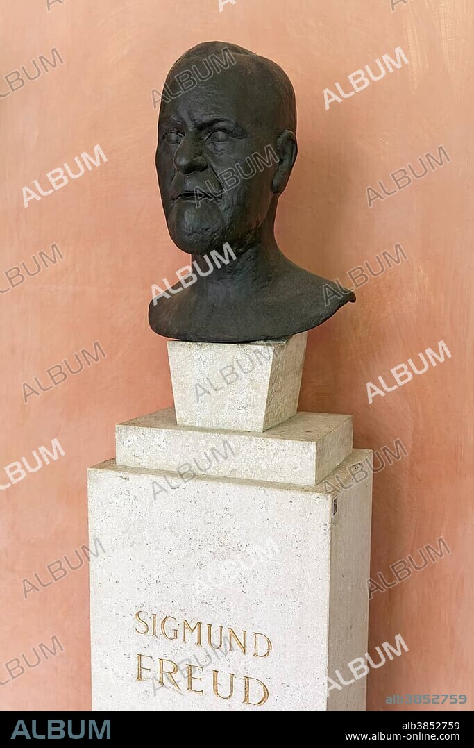 Sigmund Freud bust in the arcaded courtyard of the University of Vienna, Ringstraße, Vienna, Austria, Europe.