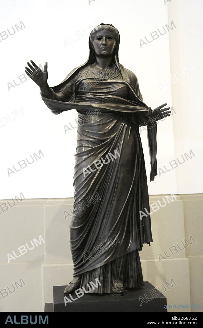 Arte romano. Estatua en bronce de Livia Drusila (59/59 a. C. -29 d. C). Tercera esposa del emperador Augusto y emperatriz romana consorte. Pieza procedente del teatro de Herculano. Bronce. Mitad del siglo I d. C. Museo Arqueológico Nacional. Nápoles. Italia.