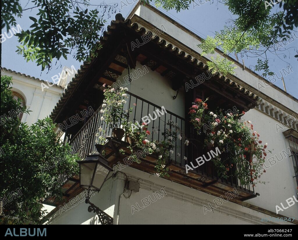 BARRIO DE SANTA CRUZ - BALCON EN ESQUINA.