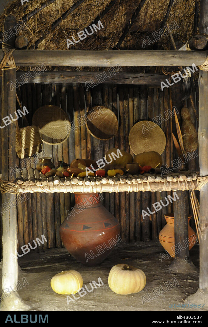 Región amazónica. La casa de los jíbaros (Shuar). Casa circular aislada. Representación del cosmos. Permite al que habita orientarse dentro del universo. La viga que sostiene la casa simboliza la unión de la tierra y el cielo. Detalle interior. Museo de América. Madrid. España.