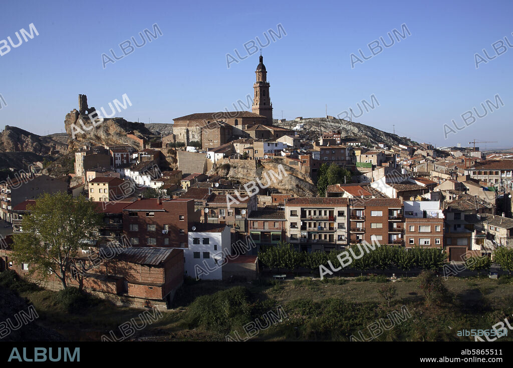 Autol; vista del pueblo con Iglesia y restos del Castillo en lo alto.