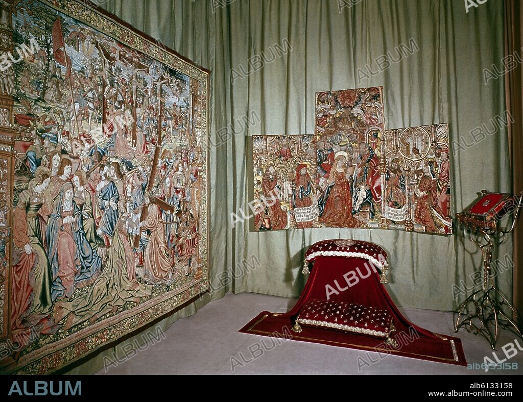 SALA DE TAPICES - RETABLO DE TAPIZ CON RECLINATORIO.