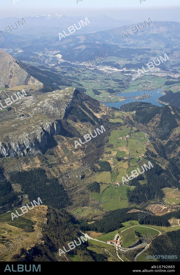 Urkulu reservoir, Aretxabaleta, Parque Natural de Aizkorri, Gipuzkoa, Basque Country, Spain.