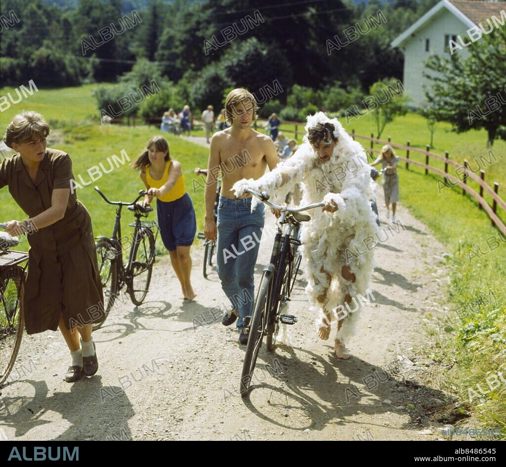 Filminspelning av "Tuppen" i Västergötland 1980.. Magnus Härenstam är doppad i tjära och fjäder och rymmer ifrån de glada flickorna på väveriet.. Här en bild mellan tagningarna. Regissören Lasse Hallström ger Magnus instruktioner.. Bild: Bror Augustsson *** Local Caption *** . Bror Augustsson.