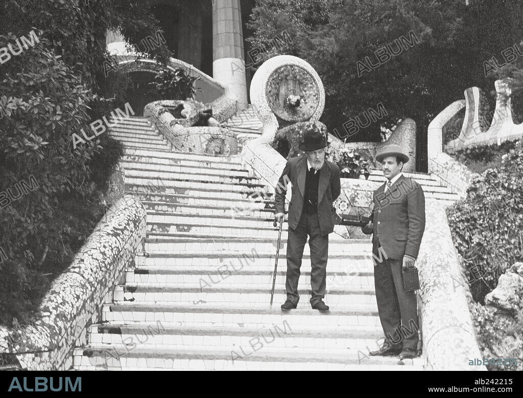 ANTONI GAUDI y CARLOS MENDY. CARLOS MENDY en GAUDÍ, 1960, dirigida por JOSE MARIA ARGEMI.