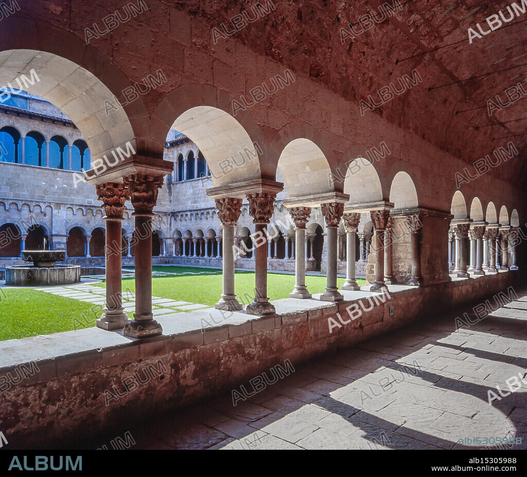 Claustro del Monasterio de Sant Cugat del Vallès, Barcelona.