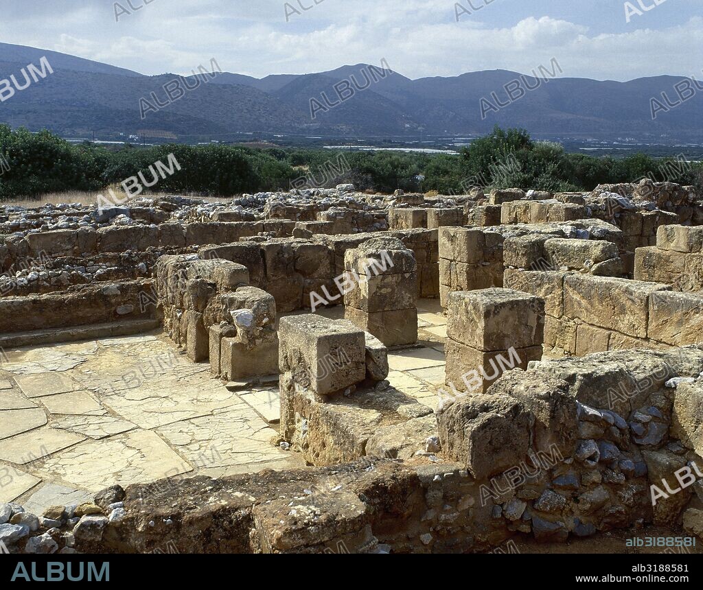 PALACIO DE MALIA. Vista de las ruinas hacia el suroeste desde la Gran Escalera. Costa norte de Creta. Grecia.