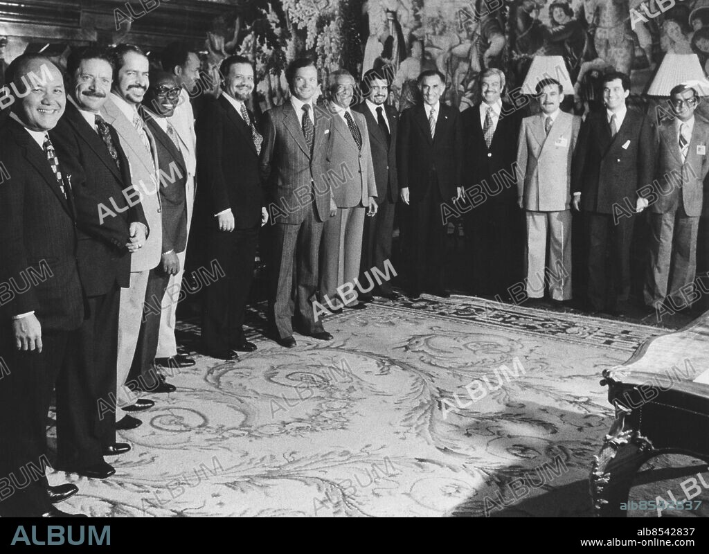 ©SCANPIX SWEDEN, 1977-07.. OPEC-mötet juli 1977. Bilden: Kung Carl XVI Gustaf (7:a fr.v.) står här tillsammans med alla representanter för de länder som har oljeproduktion, på Grand Hotel i Saltsjöbaden.. Foto: Leif R Jansson/SCANPIX. Code: 50021. -------. OPEC-meeting in Sweden at the Grand Hotel Saltsjöbaden.
