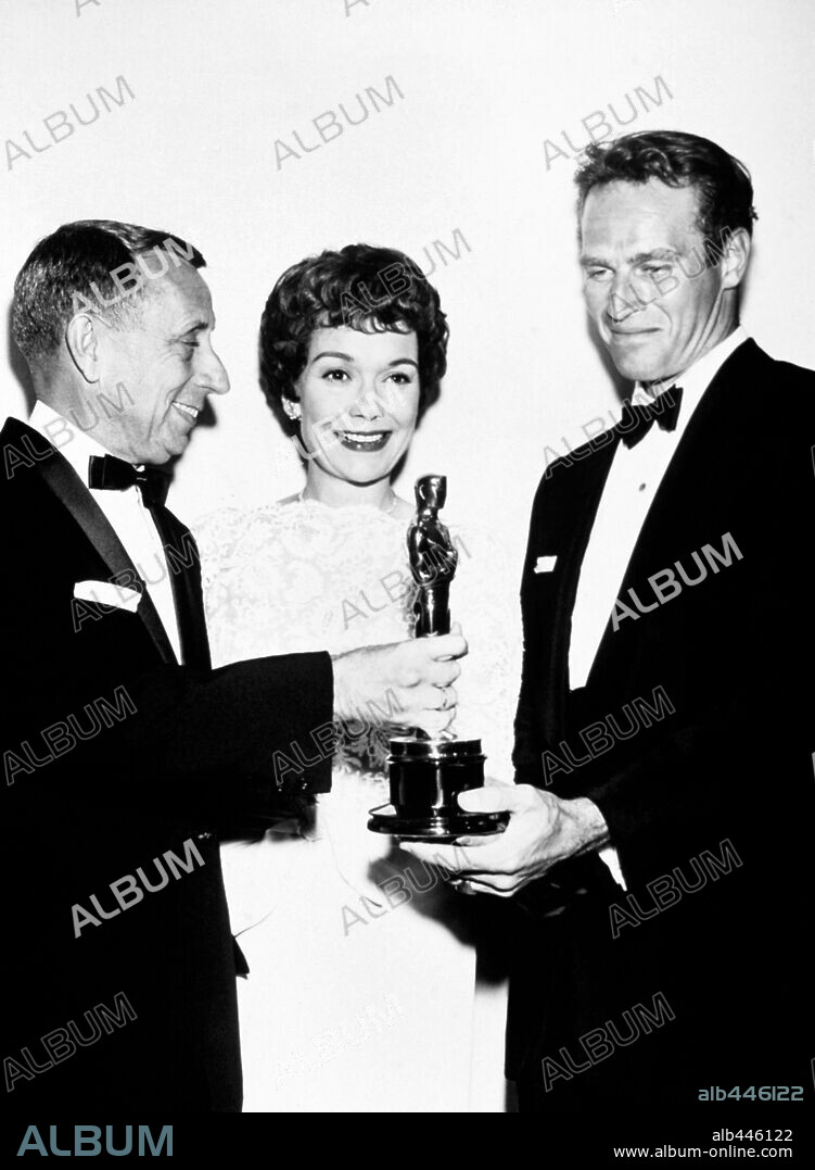 CHARLTON HESTON y JANE WYMAN. 32º Edición de los Premios Oscar (1960). Charlton Heston premiado como mejor actor por "Ben-Hur". Le acompaña la actriz Jane Wyman. 1960