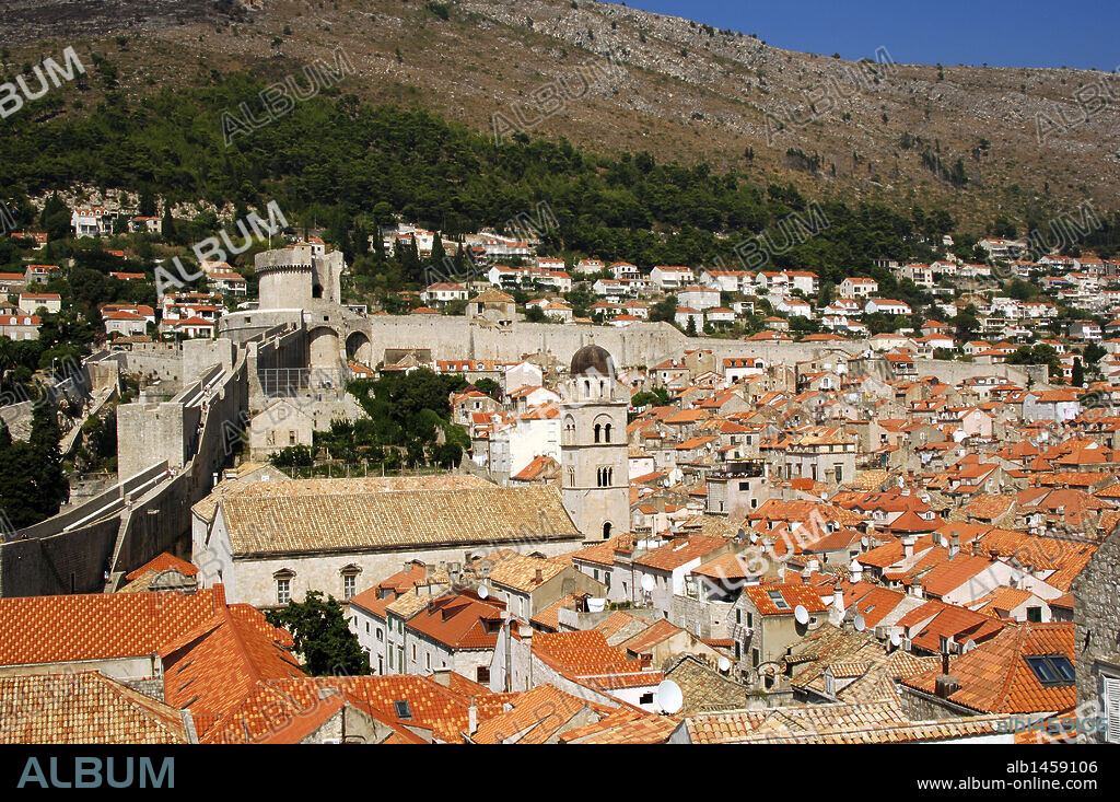 CROACIA. DUBROVNIK. Vista general de la población. En 1979 la ciudad antigua fue declarada Patrimonio de la Humanidad por la Unesco.