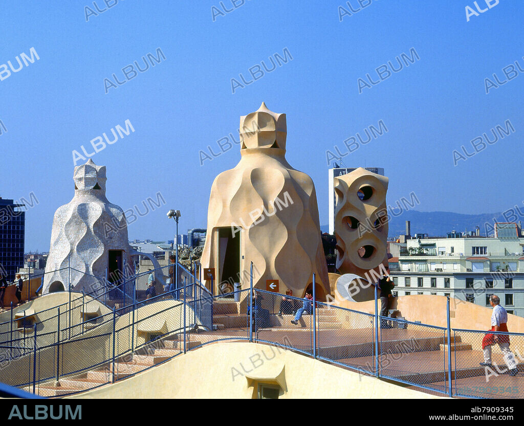 ANTONI GAUDÍ. AZOTEA-SUPERFICIE ONDULANTE CON CHIMENEA QUE PARECEN ESCULTURA-MODERNISMO - FOTO AÑOS 90.