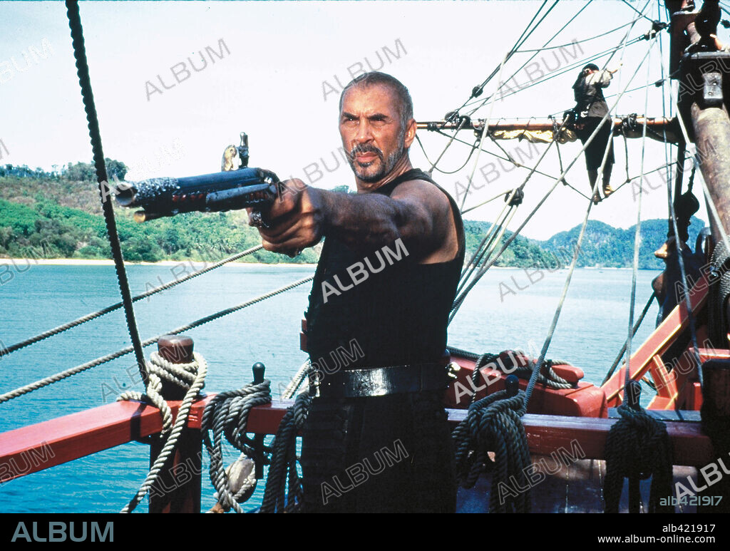 FRANK LANGELLA en LA ISLA DE LAS CABEZAS CORTADAS, 1995 (CUTTHROAT ISLAND), dirigida por RENNY HARLIN. Copyright CUTTHROAT PRODUCTIONS / COOPER, ANDREW.