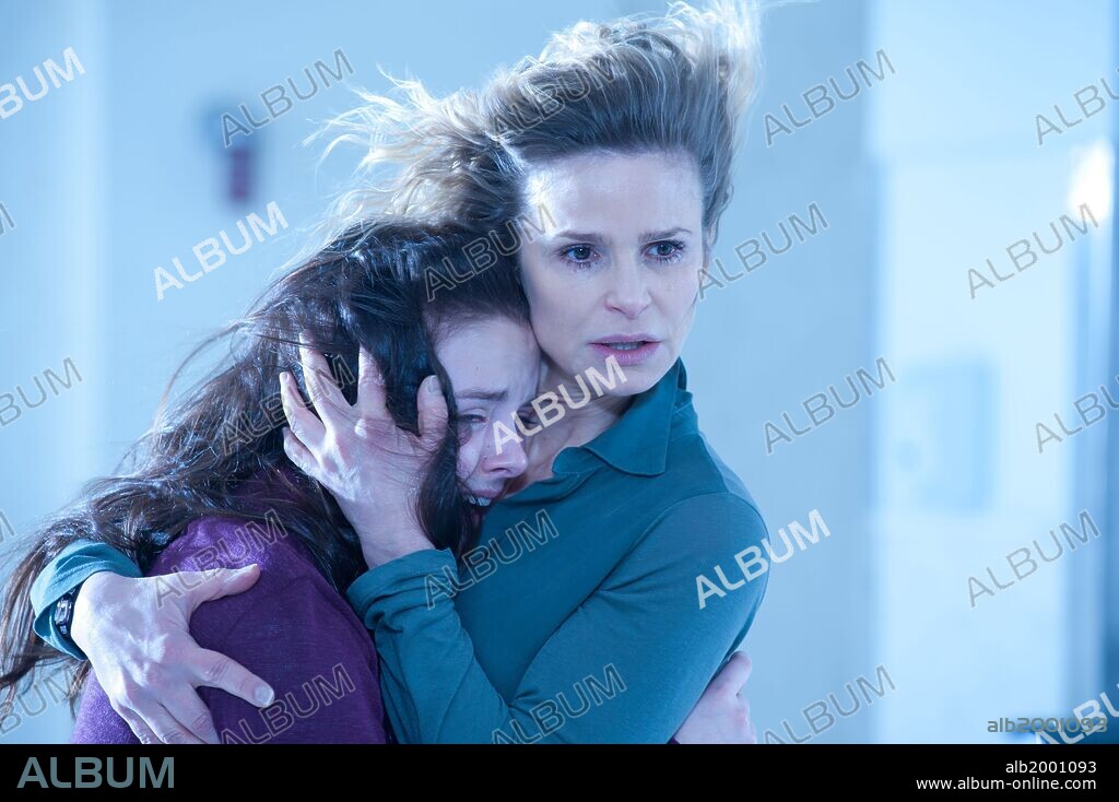 KYRA SEDGWICK and MADISON DAVENPORT in THE POSSESSION, 2012, directed by OLE BORNEDAL. Copyright GHOST HOUSE PICTURES.