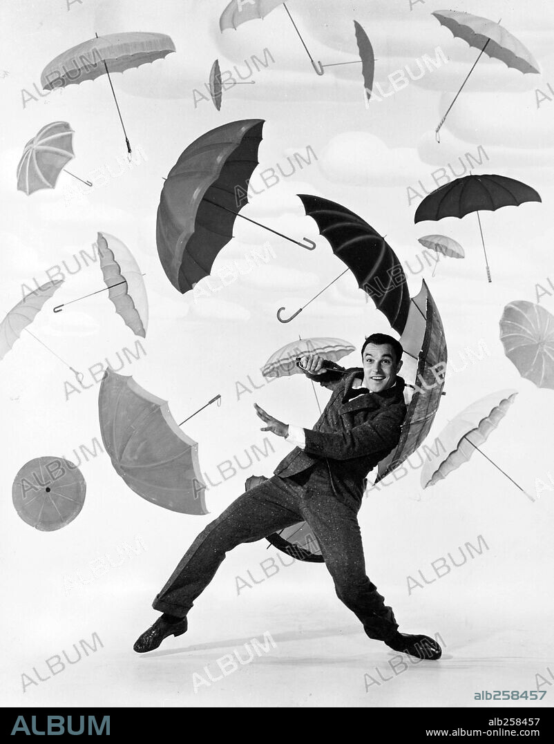 GENE KELLY en CANTANDO BAJO LA LLUVIA, 1952 (SINGIN' IN THE RAIN), dirigida por GENE KELLY y STANLEY DONEN. Copyright M.G.M / APGER, VIRGIL.