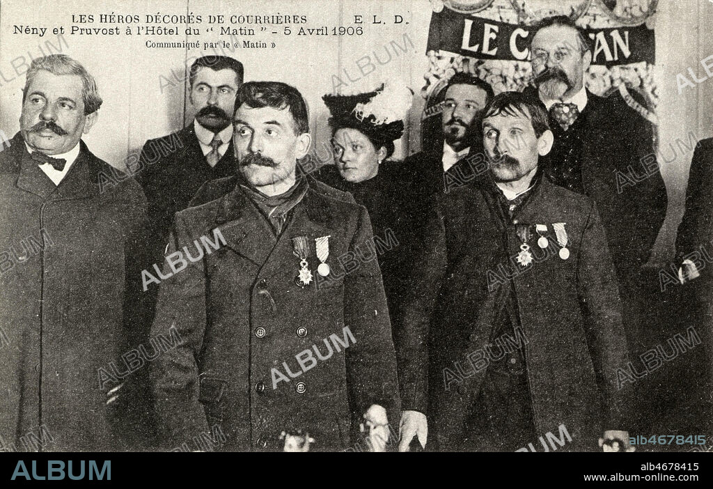 Les heros decores apres la catastrophe de Courrieres. NENY et PRUVOST a l'Hotel du Matin le 5/04/1906. Carte postale. Credit : Collection IM/KHARBINE-TAPABOR.