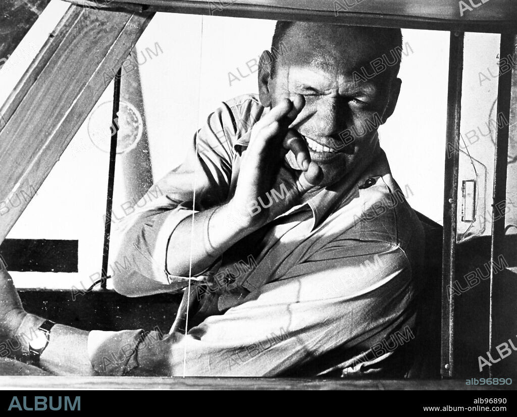 FRANK SINATRA en LA SOMBRA DE UN GIGANTE, 1966 (CAST A GIANT SHADOW), dirigida por MELVILLE SHAVELSON. Copyright UNITED ARTISTS.