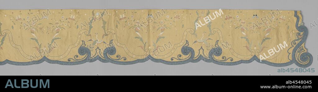 Lambrekijn, Geel silk lamb brine from a bed set embroidered with peacocks, flowers, butterflies, horns of abundance in multicolored silk, bordered and decorated with blue bullion, lined with coarse linen and yellow silk. Intended for the left side of the bed, outside., anonymous, Kanton, 1720 - 1740, silk, linen (material), h 40.0 cm × w 218.0 cm.