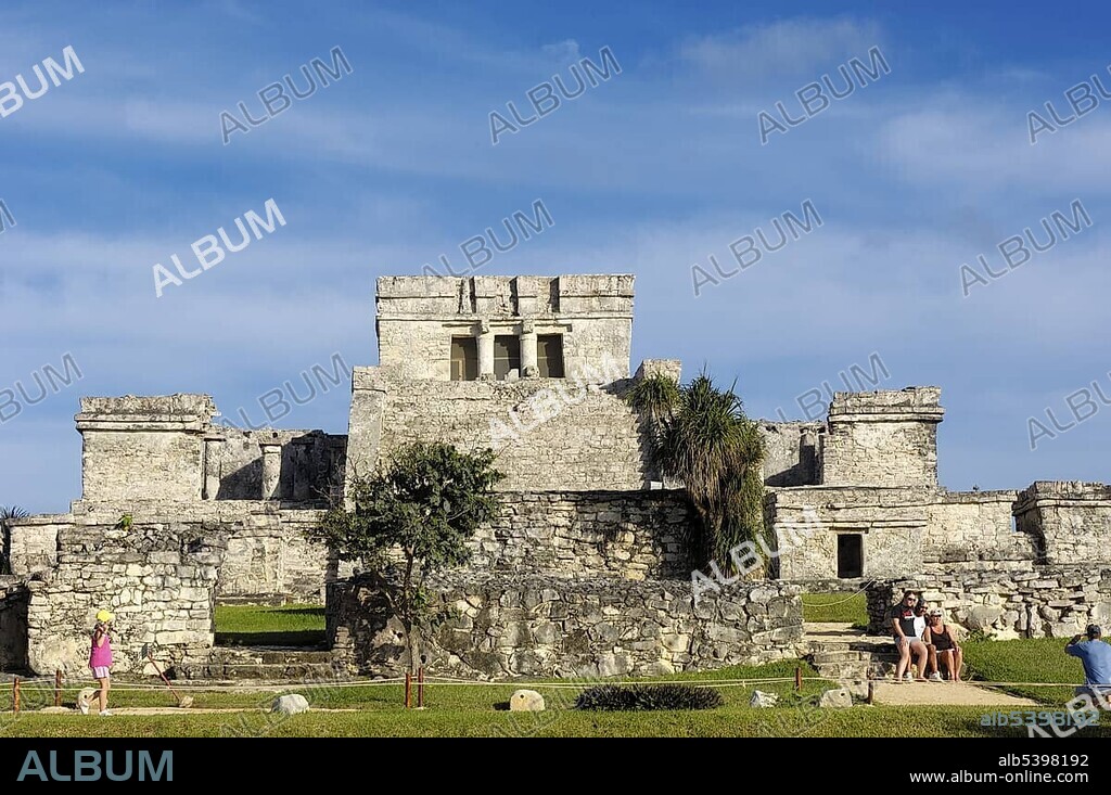 The castle, El Castillo, Mayan ruins of Tulum, 1200-1524, Tulum, Quintana Roo state, Mayan Riviera, Yucatan Peninsula, Mexico, Central America.