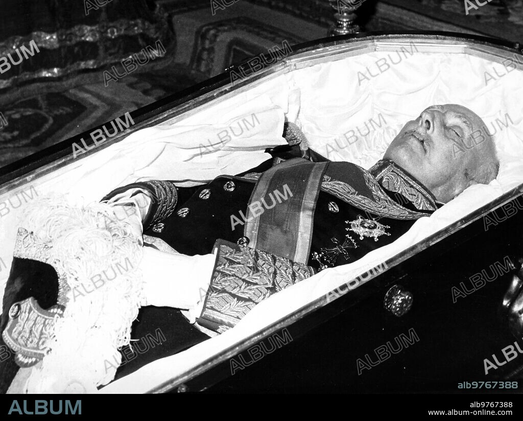 19 noviembre 1975. Los Restos Mortales de franco Reposan en el Feretro durante la misa De "Corpore Insepulto" Celebrada en la iglesia del palacio de el Pardo.