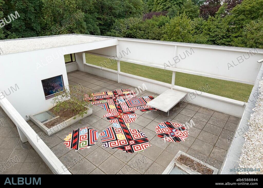 The Villa Savoye, Poissy, Paris. It was designed by Swiss architects Le Corbusier and built between 1928 and 1931 using reinforced concrete.|Exhibition "Sitio" of the Mexican artist Santiago Borja. Si.