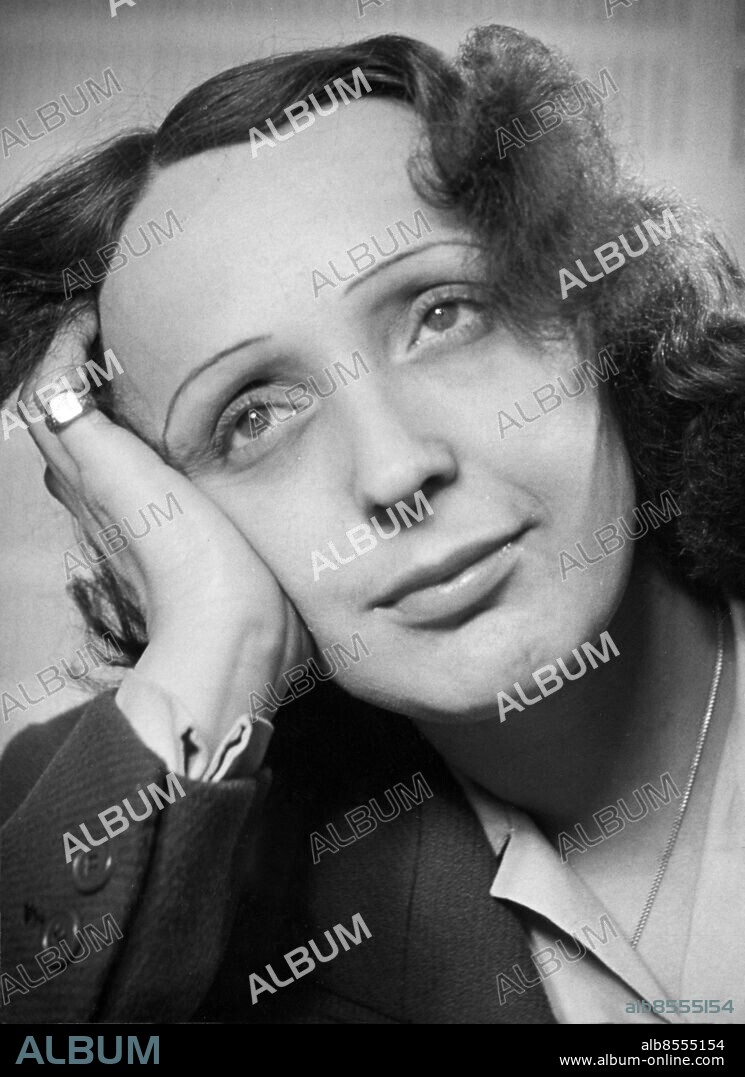 Orig. bildtext... EDITH PIAF DEN 5 JUNI 1947 Anm. Sångerskor Klackringar Ringar Ögonbryn CD180 persons: Edith Piaf sites: SVERIGE ;FRANKRIKE*.