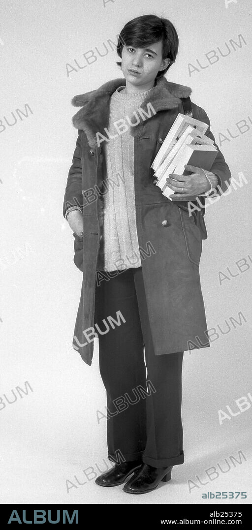 La poeta y novelista española Ana María Moix, posando para la contraportada de su primera novela 'Julia' publicada en Seix Barral en abril de 1970.