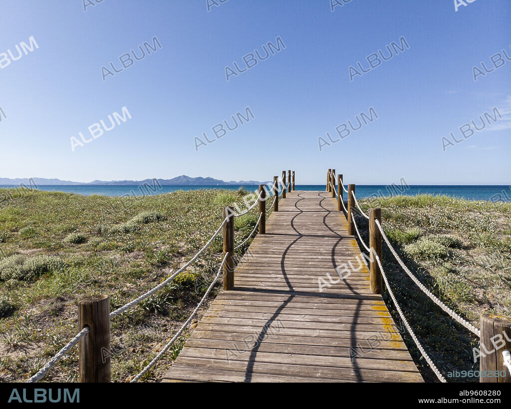 wooden path to protect the dunes, Arenal de sa Canova, Artà - Santa Margalida, Natural Area of Special Interest, Mallorca, Balearic Islands, Spain.