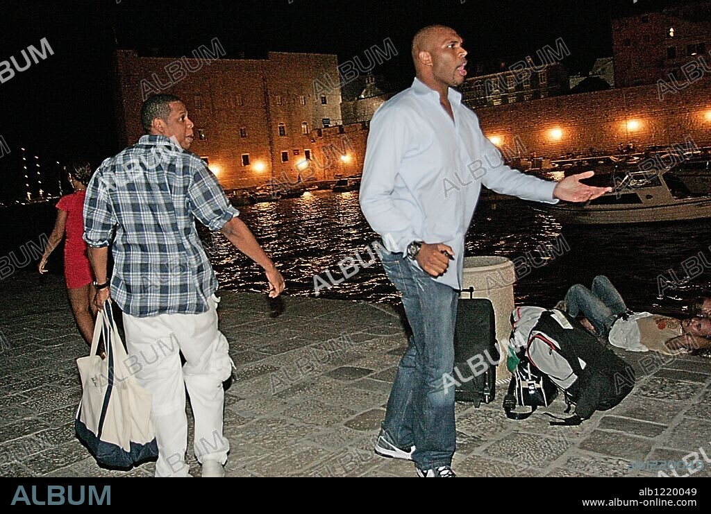 BEYONCE, JAY Z und Julius. Aug 19, 2009 - Dubrovnik, Croatia - BEYONCE and JAY-Z walk by bodyguard JULIUS as he argues with the videographer. The couple are about 200 yards from an exclusive restaurant called Gil's in Dubrovnik, Croatia where they visited on their yacht called 'Va bene,' owned by singer E Clapton. The bodyguard got physical twice with photographers, first grabbing a photographer by the neck on the way into the restaurant and then later kicking a videographer and breaking the light off from his camera. The videographer fought back, throwing his tripod at Julius. The bodyguard responded by throwing the tripod into the sea. The videographer, Dragan Banovic, owner of Dubrovnik TV, filed a police report. The incident happened at 1:30am. Beyonce, Jay-Z the bodyguard and the yacht were all gone by the time the sun came up. 19/08/2009