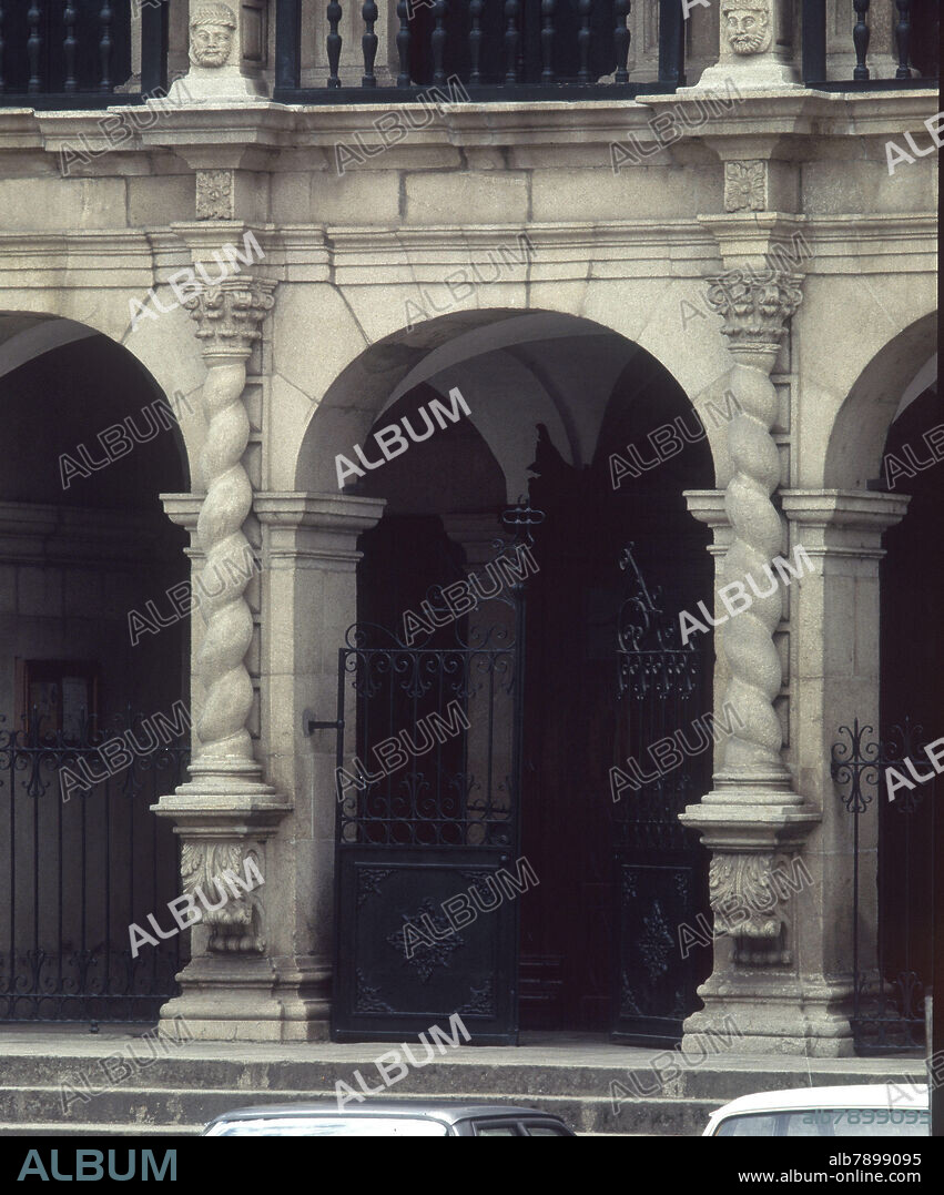 COLUMNAS SALOMONICAS DE LA FACHADA DE LA IGLESIA DE LA MISERICORDIA - S XVII - BARROCO PORTUGUES.