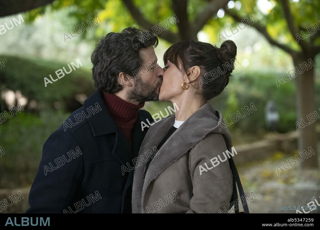 DIEGO MARTIN y MIREN IBARGUREN en SUPERNORMAL, 2021, dirigida por EMILIO MARTINEZ-LAZARO. Copyright Grupo Secuoya / Movistar+.