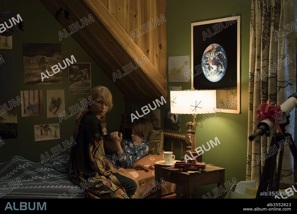 MICHELLE WILLIAMS and OAKES FEGLEY in WONDERSTRUCK, 2017, directed by TODD HAYNES. Copyright AMAZON STUDIOS/CINETIC MEDIA/FILMNATION ENT/KILLER FILMS/PIC.