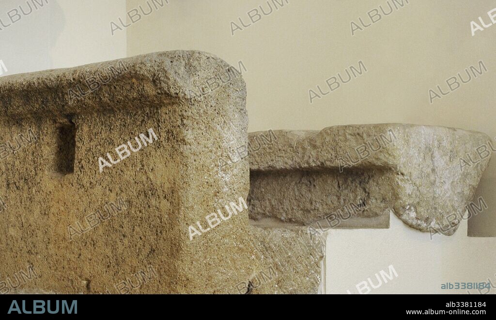 Balteus del podio y asiento. Circo romano. Siglo I d. C. Piedra del Mèdol / Soldó. El Podio era el muro que separaba la pista o arena de los asientos donde se situaban los espectadores. Tarragona. Museo Nacional Arqueológico. Tarragona, Cataluña, España. Balteus podium and seat. Roman circus of Tarragona. 1st century AD. Stone of the Medol. Spain. National Archaeological Museum. Tarragona. Spain.