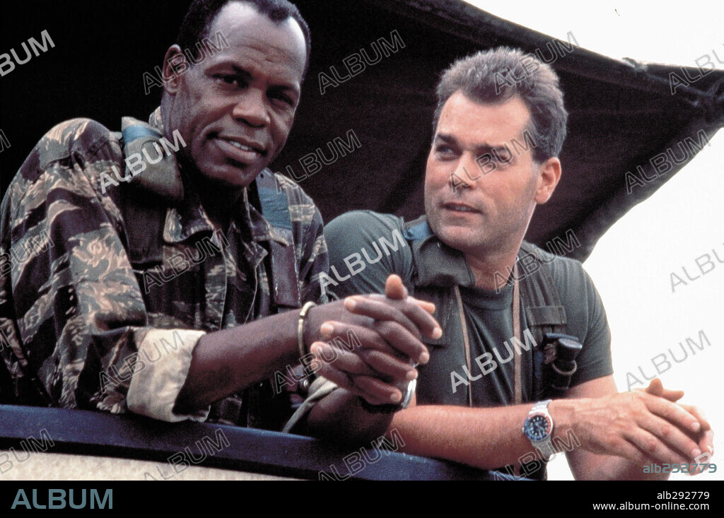 DANNY GLOVER y RAY LIOTTA en OPERACIÓN ELEFANTE, 1995 (OPERATION DUMBO DROP), dirigida por SIMON WINCER. Copyright WALT DISNEY PRODUCTIONS.