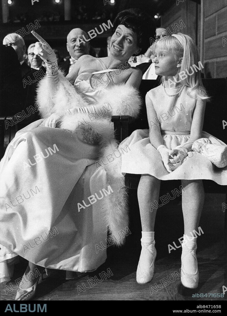 STOCKHOLM 1962-12-10. Mrs. Odile Crick , wife of Medicine laureate Francis Crick and their daughter Jacquiline in the audience at the Stockholm Concert Hall when the Nobel awards was distributed to 1962 years laureats.. Photo Pool / SCANPIX kod 190.