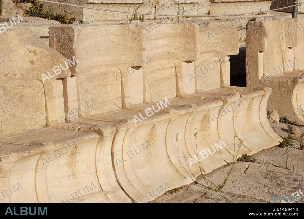 ARTE GRIEGO. GRECIA. TEATRO DE DIONISIO. Siglo V a. C. Las gradas y proscenio de madera fueron construidos de nuevo en mármol en el siglo IV a. C. Tenía una capacidad para 17.000 espectadores. Detalle de los asientos de mármol reservados a distintas personalidades. Atenas. Grecia.