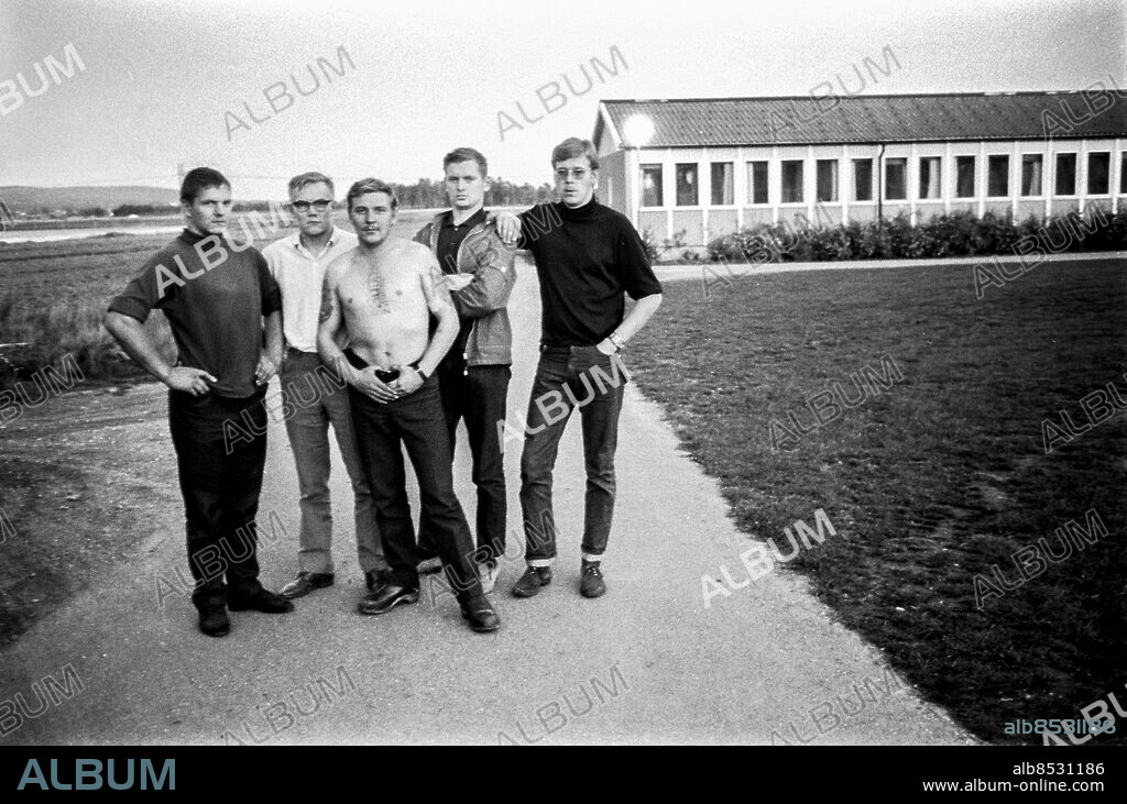 TROLLHÄTTAN 1968-10.. Reportage om finska invandrare som arbetar för Saab i Trollhättan. Foto: Ulf Stråhle / RiR / SVT / Kod: 5600. Bild och reportage publ. i RiR 44/68 sid. 18-21 inför TV-programmet Finskspråkiga program 1.. RiR 19225 sv/v neg  . Handen i fickan Bar överkropp Arbetskraftsinvandring.