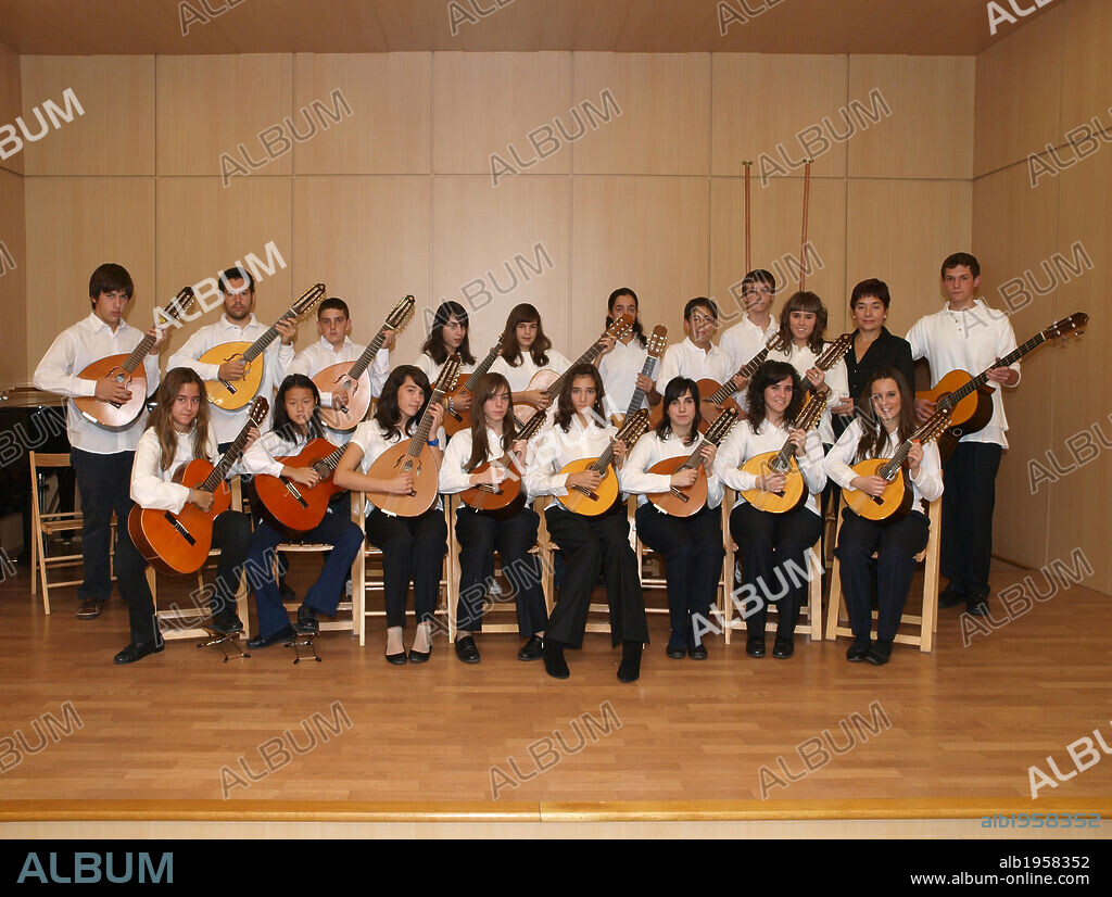 RONDALLA DE LA ESCUELA DE MUSICA 'EL CAPRICHO'. Madrid. España.