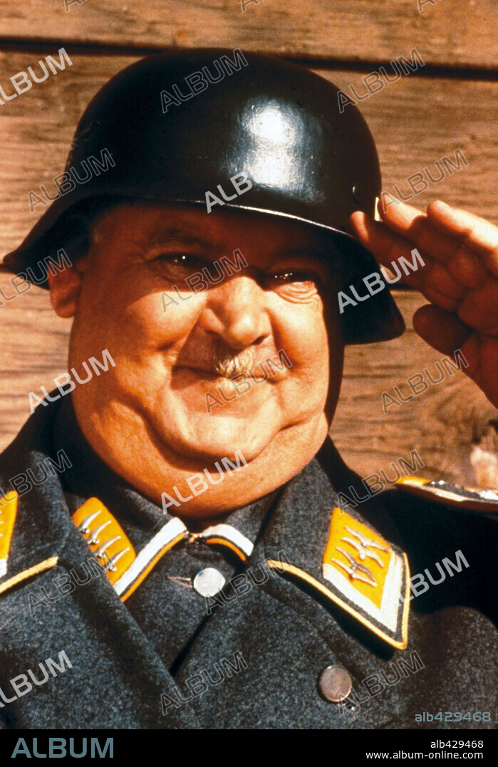 JOHN BANNER dans HOGAN'S HEROES-TV, 1965. Copyright CBS TV/BING CROSBY PRODUCTIONS.