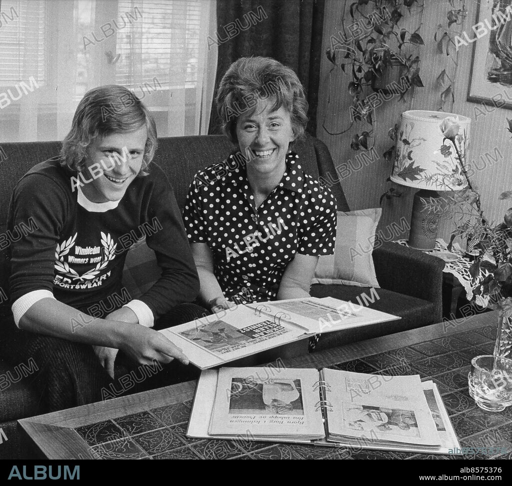 SÖDERTALJE 1973-05-08. Tennispelaren Björn Borg tittar i klippböcker med mamma Margareta hemma i Södertälje.. Photo: Göran Ärnbäck / XP / SCANPIX / kod 50 ** OUT AFTONBLADET **.