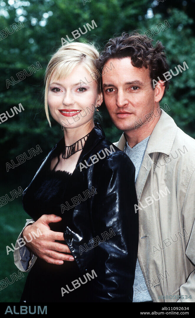 MAX & LISA - New double portrait: Max (MARCO RIMA) and Lisa (JOHANNA CHRISTINE GEHLEN) are a modern young couple in Berlin caught between everyday chaos and relationship stress. Director: Ralf Gregan aka. Parenting problems / Title: MAX & LISA / Germany 2000.
